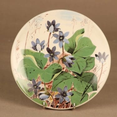 Arabia Maakuntakukka seinälautanen, Sinivuokko, suunnittelija Kirsti Brandt, Sinivuokko, kukka