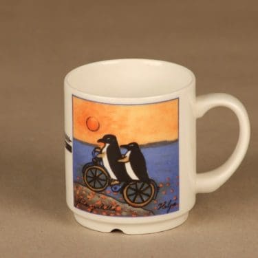 Arabia Yhteispelillä muki, 2.5 dl, suunnittelija Heljä Liukko-Sundström, 2.5 dl, pingviini, tilaustyö