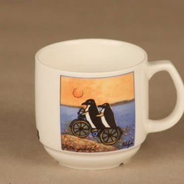 Arabia Yhteispelillä muki, 2 dl, suunnittelija Heljä Liukko-Sundström, 2 dl, pingviini, tilaustyö