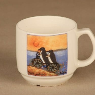 Arabia Yhteispelillä muki, 2 dl, suunnittelija Heljä Liukko-Sundström, 2 dl, pingviini