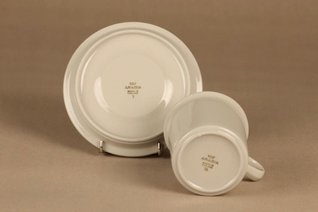 Arabia Oliivi kaakaokuppi, valkoinen, oliivinvihreä, suunnittelija Olga Osol, raitakoriste kuva 3