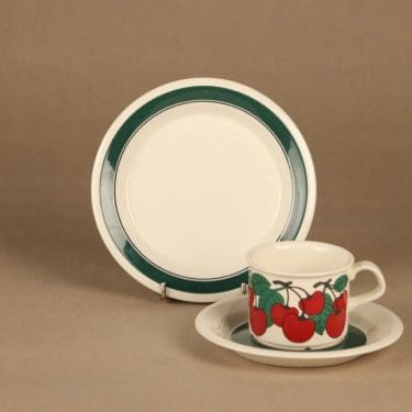 Arabia Kirsikka kahvikuppi, punainen, vihreä, suunnittelija Inkeri Seppälä, kirsikka