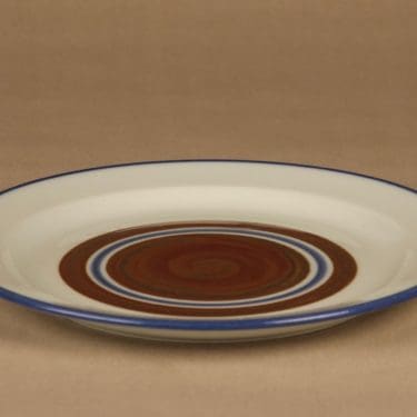 Arabia Wellamo lautanen, 26.5 cm, suunnittelija Peter Winquist, 26.5 cm, käsinmaalattu, raitakoriste
