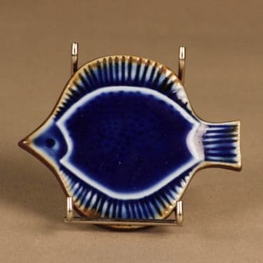 Arabia Kala seinälaatta, käsinmaalattu, suunnittelija Gunvor Olin-Grönqvist, käsinmaalattu, signeerattu