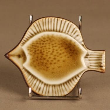 Arabia Kala seinälaatta, käsinmaalattu, suunnittelija Gunvor Olin-Grönqvist, käsinmaalattu, signeerattu