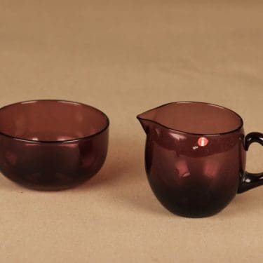 Iittala 2368, 2369 sokerikko ja kermakko, lila, suunnittelija Tapio Wirkkala,