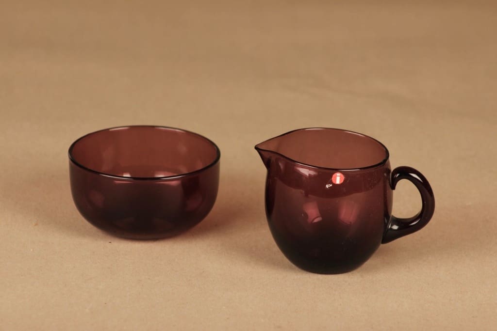 Iittala 2368, 2369 sokerikko ja kermakko, lila, suunnittelija Tapio Wirkkala,