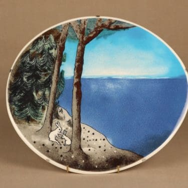 Arabia HLS seinätaulu, Pieni Kansanlaulu, suunnittelija Heljä liukko-Sundström, Pieni Kansanlaulu, Pupu-aihe