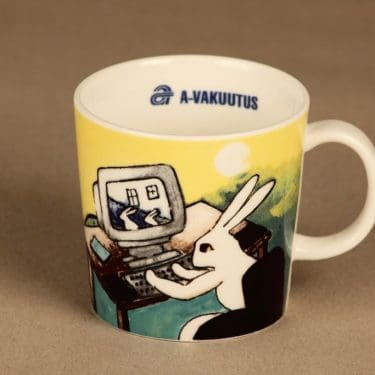 Arabia Teema pupumuki, Nörttipuput, suunnittelija Heljä Liukko-Sundström, Nörttipuput, A-Vakuutuksen logo sisäpuolella.