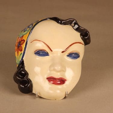 Kupittaan savi seinäkoriste, käsinmaalattu, suunnittelija Kerttu Suvanto-Vaajakallio, käsinmaalattu, Signeerattu