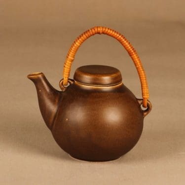 Arabia GA1 teekaadin, rottinkikahvalla, suunnittelija Ulla Procope, rottinkikahvalla