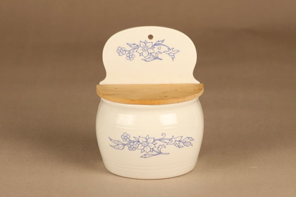 Arabia Sininen keittiö jauhoastia, puukannella, suunnittelija Raija Uosikkinen, puukannella, kukkakoriste