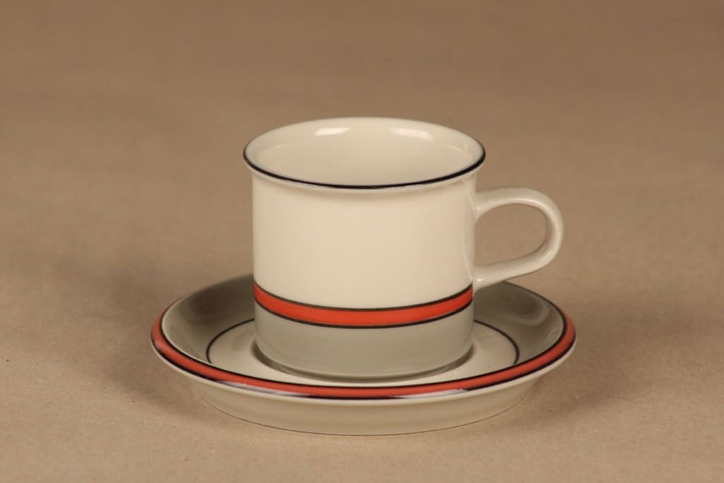 Arabia Aslak kahvikuppi, suunnittelija Inkeri Leivo, raitakoriste