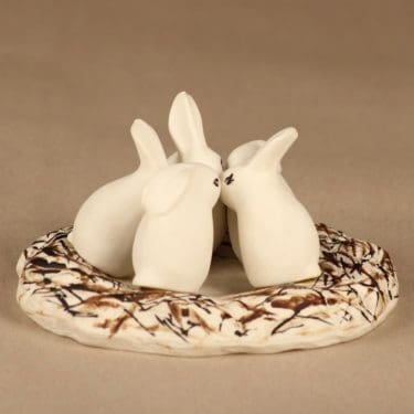 Arabia HLS figuuri, Puput pesässä, suunnittelija Heljä Liukko-Sundström, Puput pesässä, signeerattu, käsinmaalattu