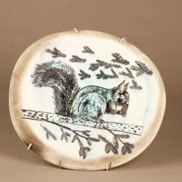 Nuutajärvi Fauna Fennica seinälautanen, Orava, suunnittelija Oiva Toikka, Orava