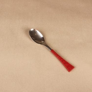 Hackman Colorina lusikka, tummanpunainen, suunnittelija Nanny Still,