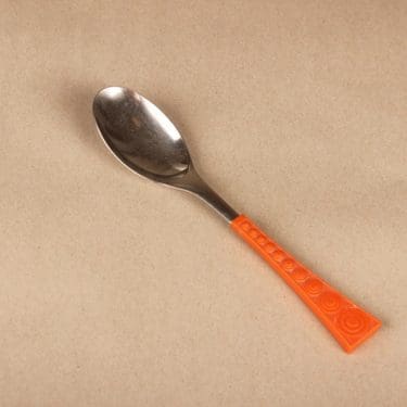 Hackman Colorina lusikka, oranssi, suunnittelija Nanny Still,