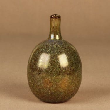 Nuutajärvi Mansikkapaikka taidelasipullo, Mansikkapaikka, suunnittelija Oiva Toikka, Mansikkapaikka, signeerattu