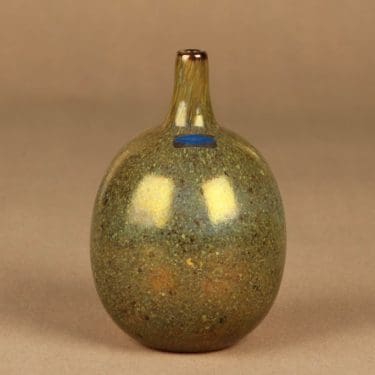 Nuutajärvi Mansikkapaikka taidelasipullo, Mansikkapaikka, suunnittelija Oiva Toikka, Mansikkapaikka, signeerattu