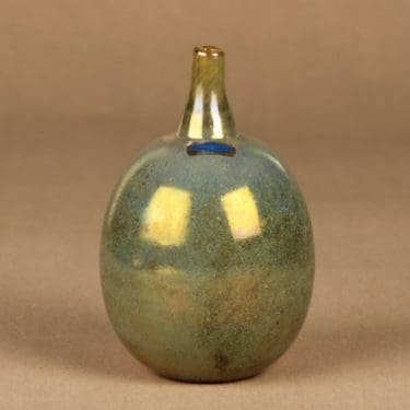 Nuutajärvi Mansikkapaikka taidelasipullo, Mansikkapaikka, suunnittelija Oiva Toikka, Mansikkapaikka, signeerattu