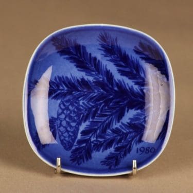 Arabia joululautanen, 1980, suunnittelija Gunvor Olin-Grönqvist, 1980, serikuva