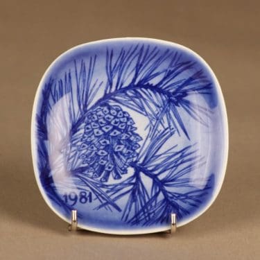 Arabia joululautanen, 1981, suunnittelija Gunvor Olin-Grönqvist, 1981, serikuva