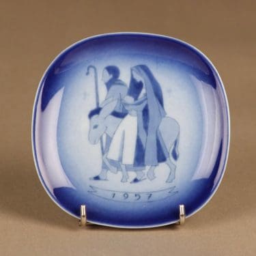 Arabia joululautanen, 1957, suunnittelija Gunvor Olin-Grönqvist, 1957, serikuva