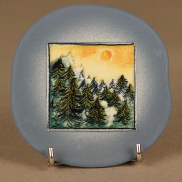 Arabia HLS seinälautanen, Metsä, suunnittelija Heljä Liukko-Sundström, Metsä, pieni, serikuva