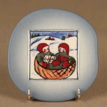 Arabia HLS seinälautanen, Korvatunturilla, suunnittelija Heljä Liukko-Sundström, Korvatunturilla, pieni, serikuva