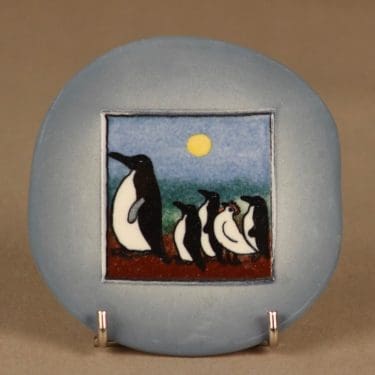 Arabia HLS seinälautanen, Vestäjääsä se lastu tulloo, suunnittelija Heljä Liukko-Sundström, Vestäjääsä se lastu tulloo, pieni, serikuva