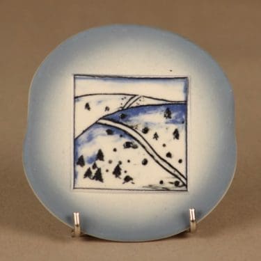 Arabia HLS seinälautanen, Talvi, suunnittelija Heljä Liukko-Sundström, Talvi, pieni, serikuva