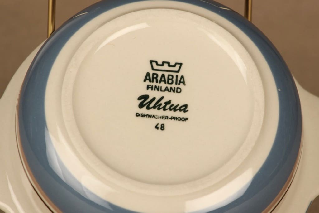 Arabia Uhtua bowl with handle designer Inkeri Leivo 2