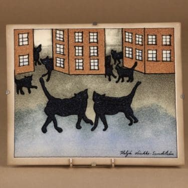 Arabia HLS seinälautanen, Kissojen kylä, suunnittelija Heljä Liukko-Sundström, Kissojen kylä, serikuva, kissa