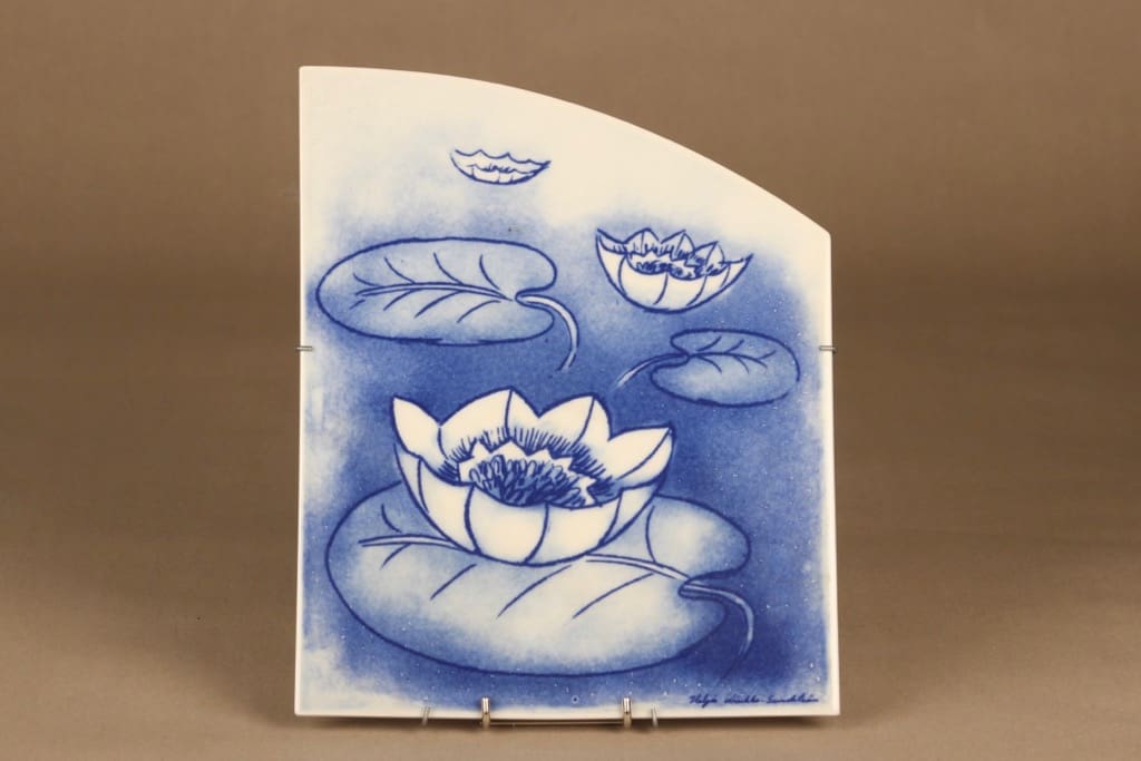 Arabia HLS seinätaulu, Vesi keinuttaa, suunnittelija Heljä Liukko-Sundström, Vesi keinuttaa, serikuva, lumme