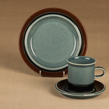 Arabia Meri kahvikuppi ja lautaset (2), turkoosi, ruskea, suunnittelija Ulla Procope,