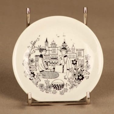 Arabia Harraste wall plate "Picnic" designer  Raija Uosikkinen
