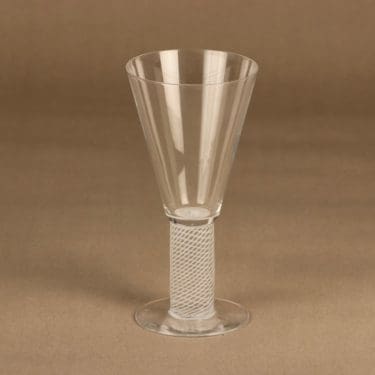 Nuutajärvi Filigran red wine glass, signed designer Heikki Orvola