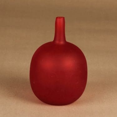 Nuutajärvi Mansikkapaikka taidelasipullo, signeerattu, suunnittelija Oiva Toikka, signeerattu, Signeerattu O.Toikka Nuutajärvi