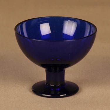 Iittala Verna jälkiruokakulho, koboltinsininen, suunnittelija Kerttu Nurminen, jalallinen