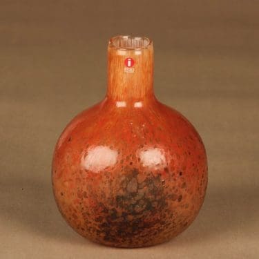 Nuutajärvi Tunturissa koristepullo, Ruska, suunnittelija Oiva Toikka, Ruska, signeerattu