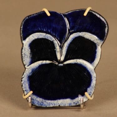 Arabia seinäkoriste, uniikki, suunnittelija Birger Kaipiainen, uniikki, orvokki, kukka