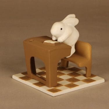 Arabia figuuri, Koululainen, suunnittelija Heljä Liukko-Sundström, Koululainen, signeerattu