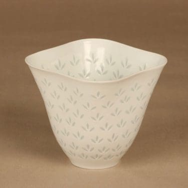 Arabia riisiposliinimaljakko, valkoinen, suunnittelija Friedl Holzer-Kjellberg, Riisiposliini, signeerattu