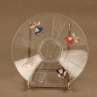 Kupittaan savi lautanen, kansallispuku-aihe, suunnittelija , kansallispuku-aihe, siirtokuva