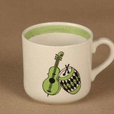 Arabia Mirri lasten muki, vihreä, musta, suunnittelija Raija Uosikkinen, rumpu, viulu