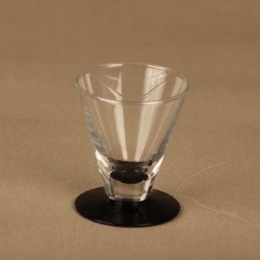 Nuutajärvi Klippan snapsilasi, kirkas, musta, suunnittelija Markku Salo,