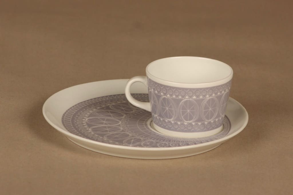 Arabia Susan Tv-setti, vaalea lila, suunnittelija Gunvor Olin-Grönqvist, serikuva