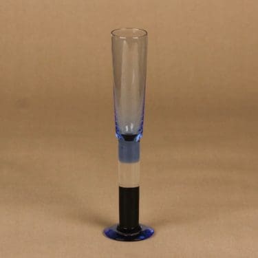 Nuutajärvi Pro Arte kuohuviinilasi, Lampi, suunnittelija Kerttu Nurminen, Lampi, signeerattu