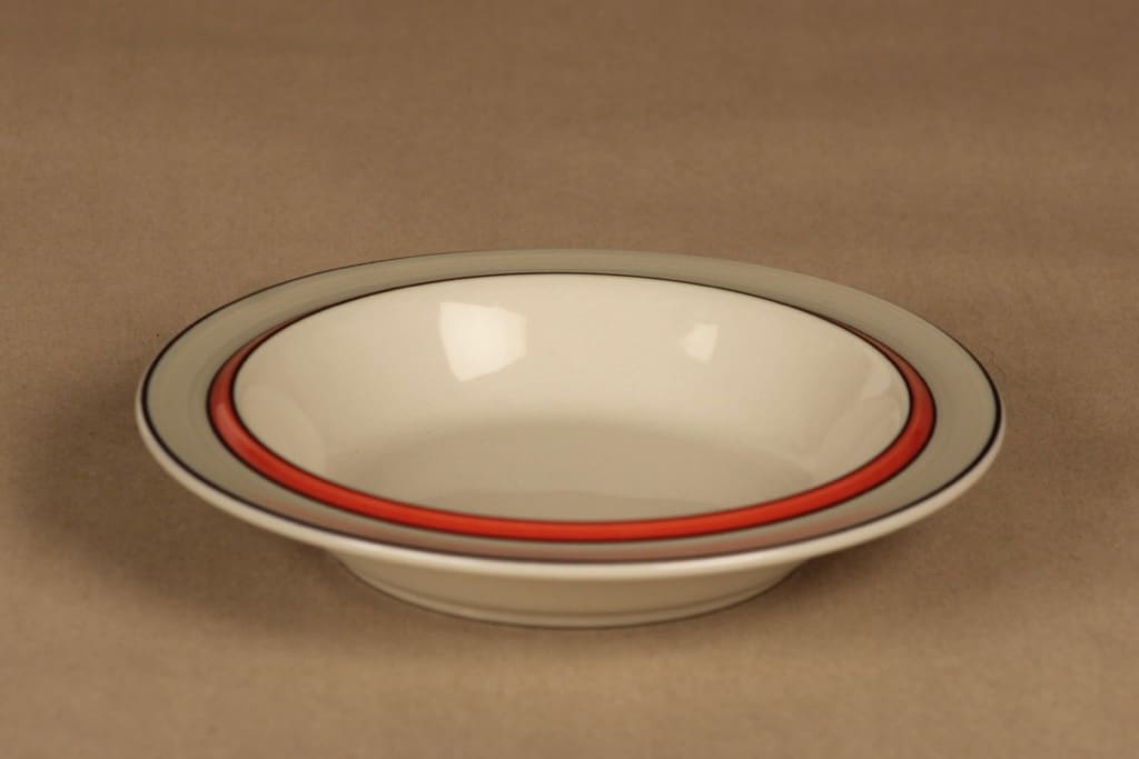 Arabia Aslak lautanen, syvä, suunnittelija Inkeri Leivo, syvä, raitakoriste