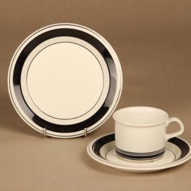 Arabia Faenza raita kahvikuppi ja lautaset(2), valkoinen, musta, suunnittelija Inkeri Seppälä, raitakoriste
